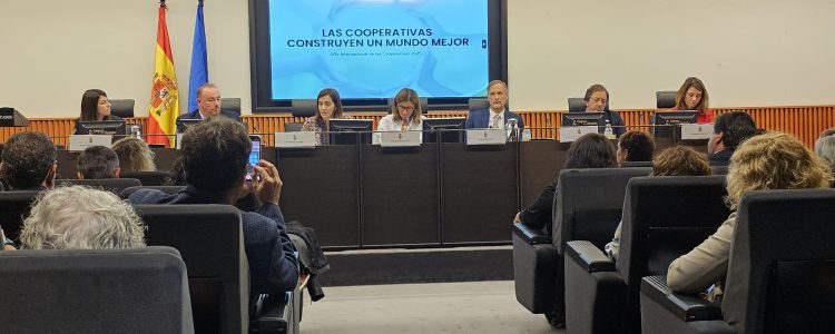 El cooperativismo reivindica el valor diferencial de su modelo empresarial para la sociedad en el Congreso de los Diputados

 

Las siete federaciones nacionales del Cooperativismo celebran el acto “Las Cooperativas Construyen un Mundo Mejor” presidido por Francina Armengol

 

En el acto se ha presentado el manifiesto del Cooperativismo español de cara al […] Ampliar noticia …